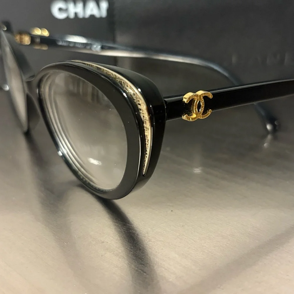 CHANEL Elegant Black and Gold eyewear - Picture 7 of 8